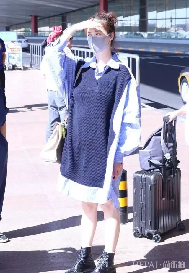 蒋欣近期机场街拍，不追求骨感美，穿着自信舒服！