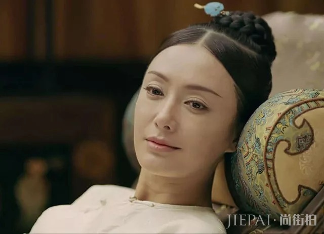 嫌礼服胸口深V太深,秦岚本人动手缝合