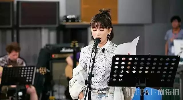 不足1米6！王子文用8个显高技巧穿出了黄金比例！