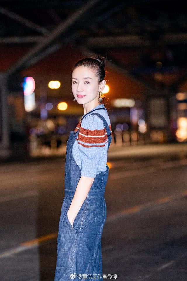 董洁身穿针织衫＋背带裤，38岁嫩回18岁，依旧是当年的冷清秋