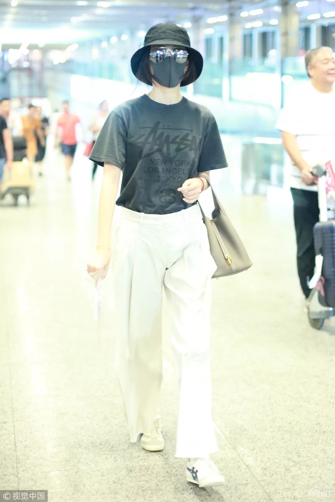 明星机场街拍 穿衣像吴宣仪张韶涵这样最酷!