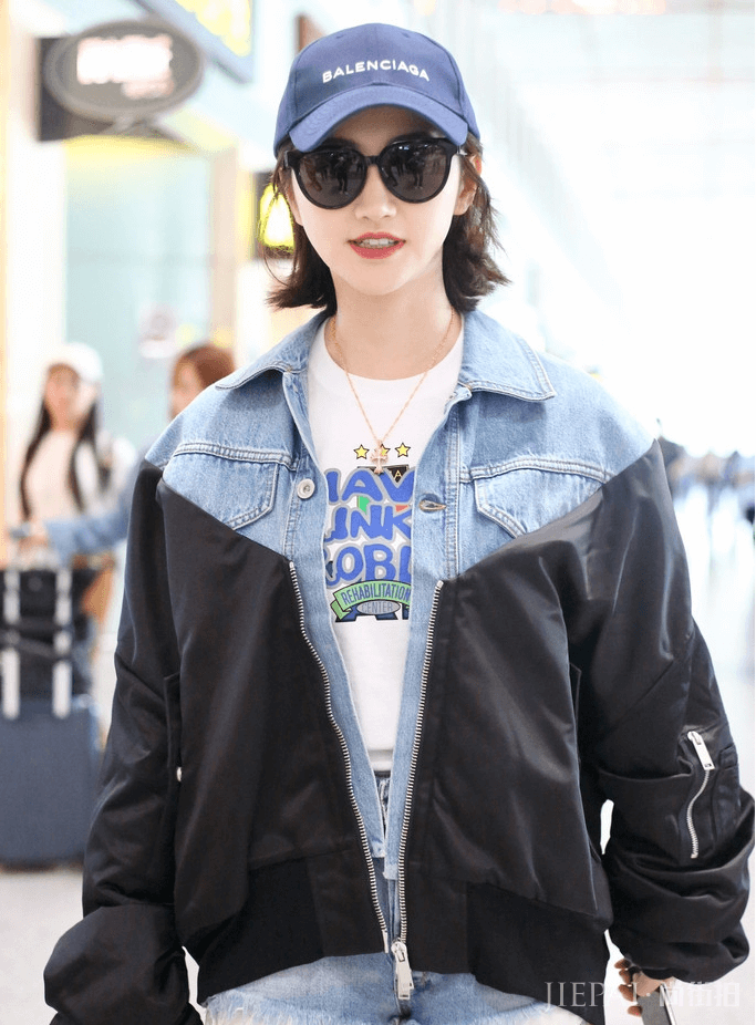 景甜“下半身失踪”秀大长腿 身材丰满有致，此时全场焦点