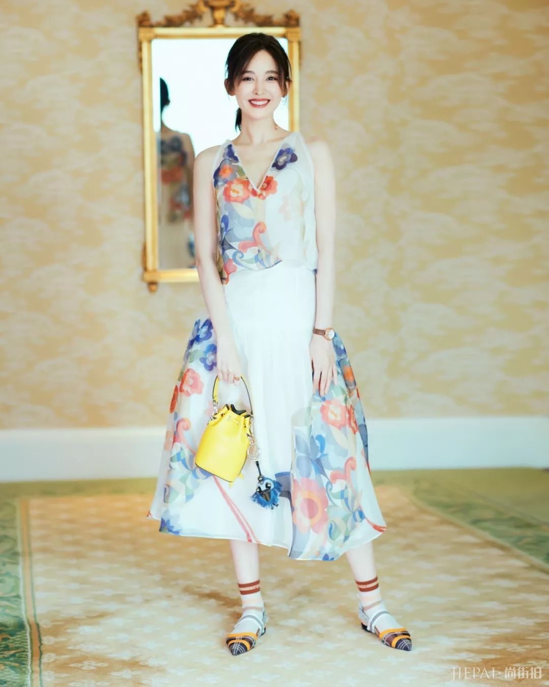 迪丽热巴的碎花连衣裙搭配，简直美美美爆了！