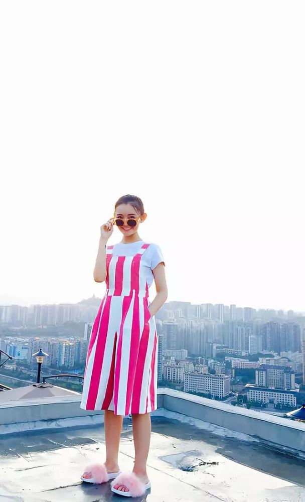 蒋依依的侧面笑容照像极了热巴!不管穿什么,笑容依旧是亮点