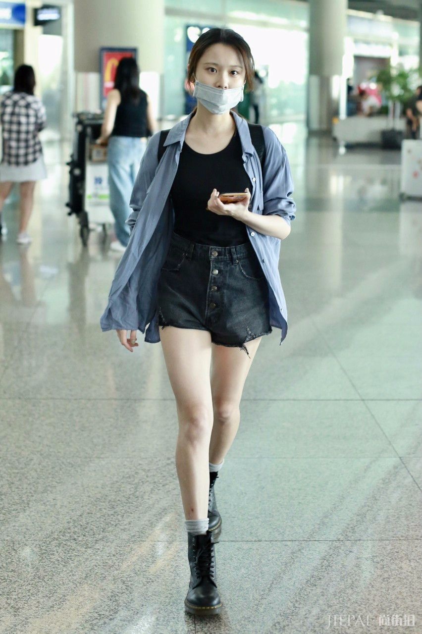 “谋女郎”张慧雯现身机场,早秋卡通毛衣,穿的有点多啊
