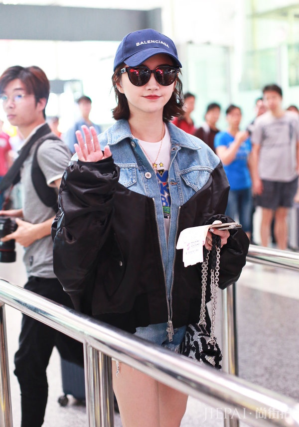 景甜“下半身失踪”秀大长腿 身材丰满有致，此时全场焦点