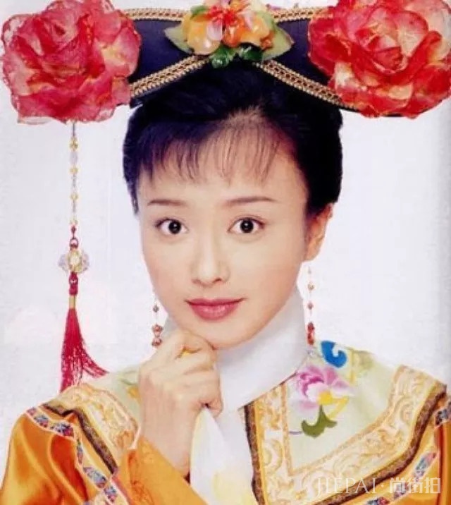 嫌礼服胸口深V太深,秦岚本人动手缝合