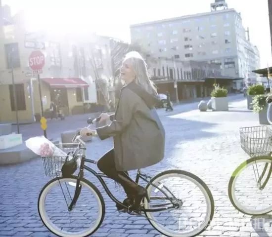 49岁才出道的超模 | 美人迟暮才是最高级的性感