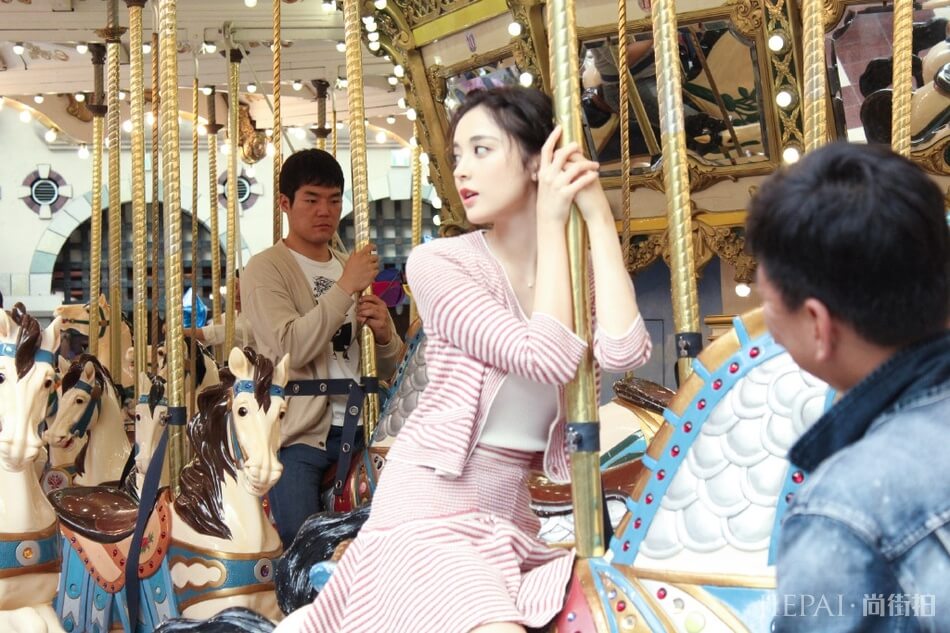 古力娜扎坐旋转木马侧颜精致