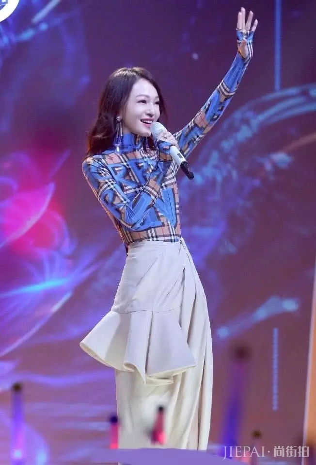 张韶涵居然穿“马赛克”?意外得出“巴掌腰”,和头围差不多大!