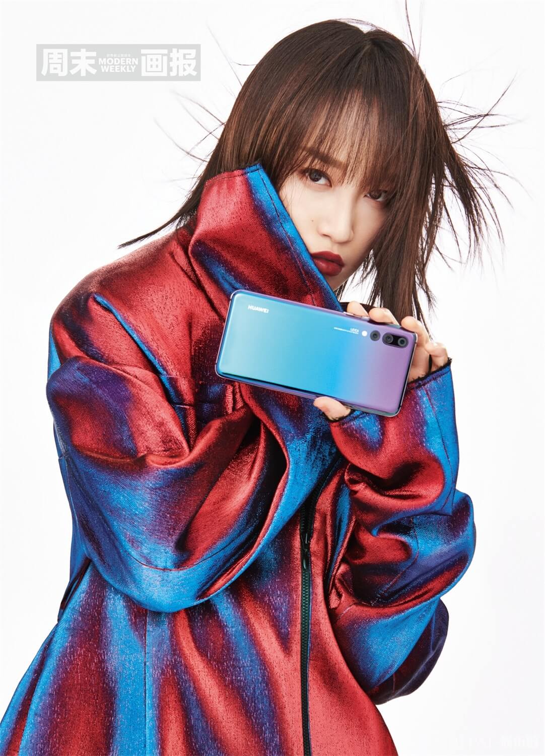 蓝盈莹《周末画报》封面大片 个性十足
