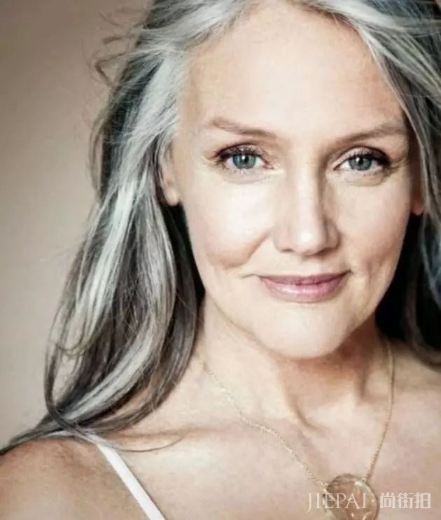 49岁才出道的超模 | 美人迟暮才是最高级的性感