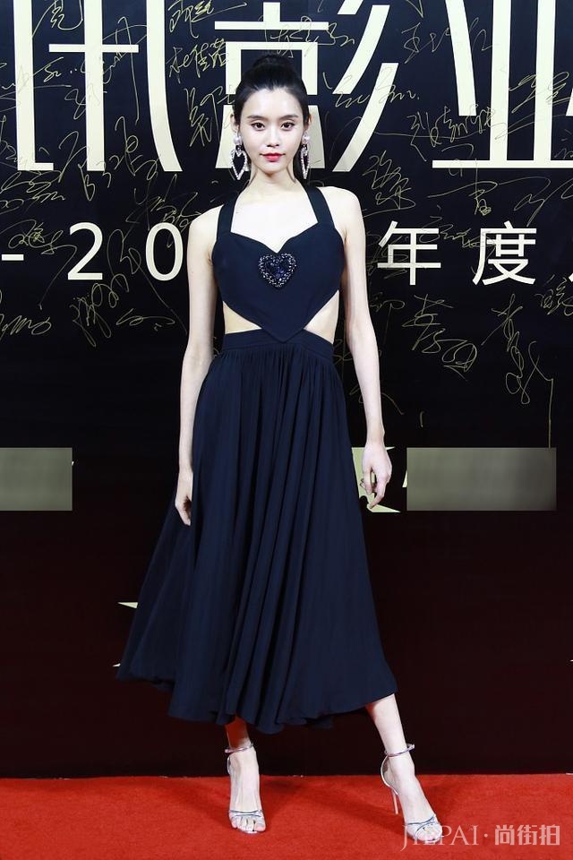 奚梦瑶侧身秀美背却忘打白，和脸比色差也明显了吧！