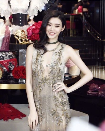 奚梦瑶走秀梳了个大油头,晃眼还以为是王迅!