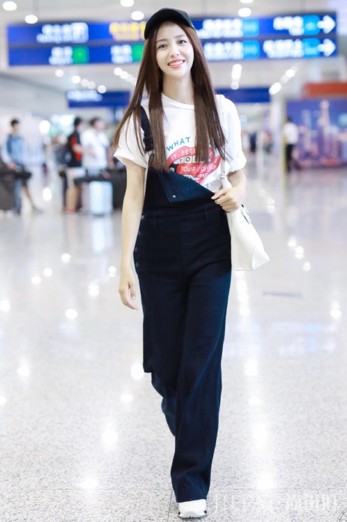 佟丽娅也太会玩了,把裤子另一边的纽扣全解开,瞬间变“腰精”!