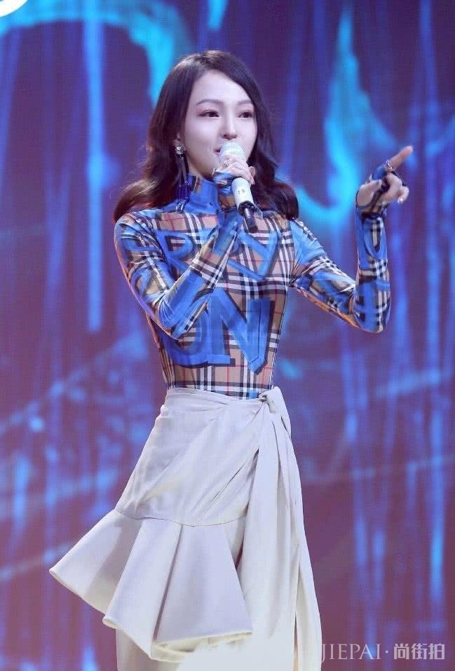 张韶涵居然穿“马赛克”?意外得出“巴掌腰”,和头围差不多大!