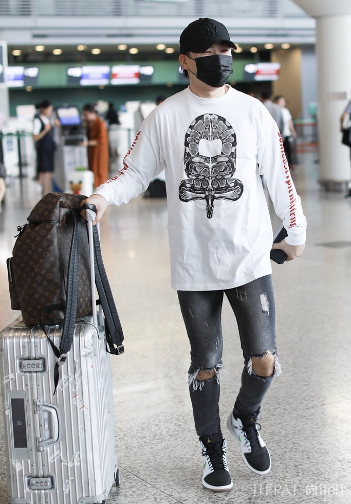 胡彦斌遮挡严实现身机场 潮装搭配范十足