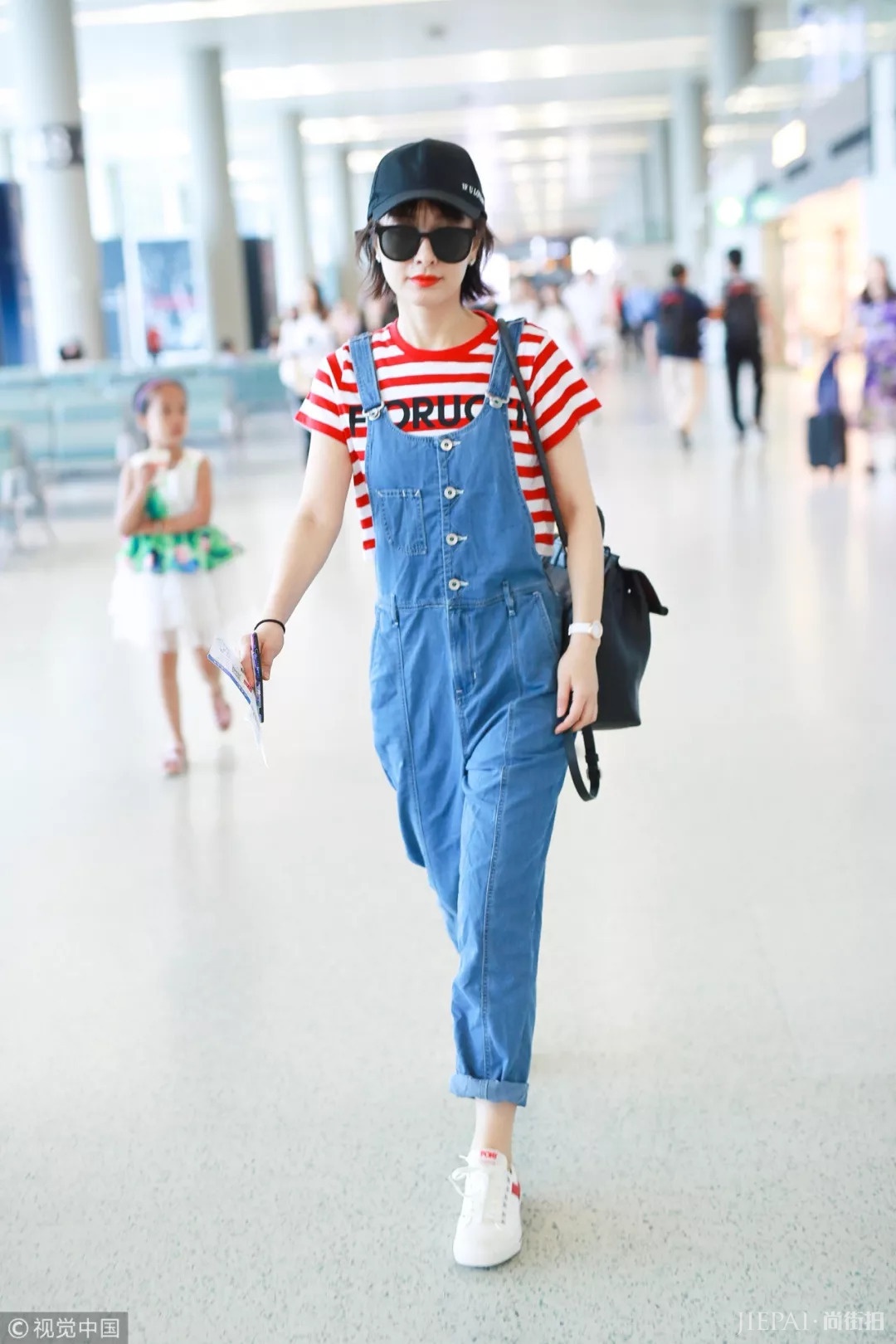 明星机场街拍 穿衣像吴宣仪张韶涵这样最酷!