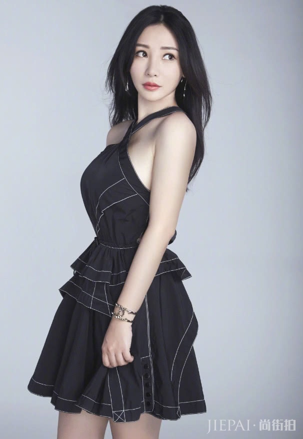 柳岩穿衣走起保守风,依旧好看