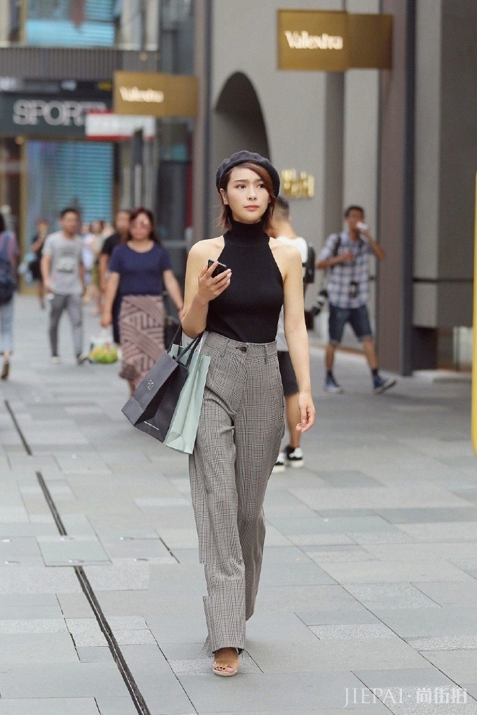 国内街拍 身材高挑的美女群芳斗艳