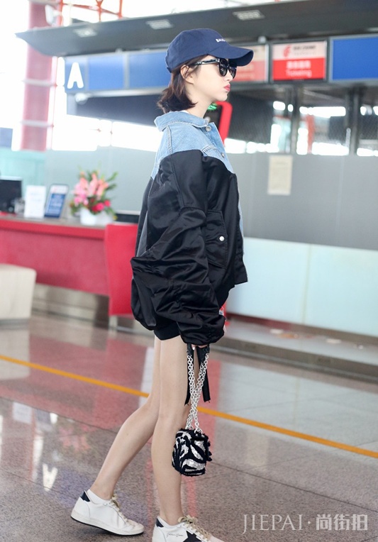 景甜“下半身失踪”秀大长腿 身材丰满有致，此时全场焦点