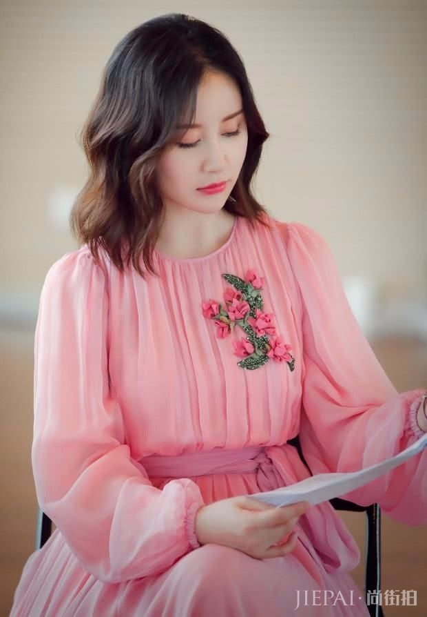 舒畅能歌善舞,小丑鱼裙秀技能