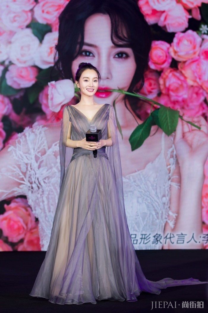 李小璐薄纱裙女人味爆棚 越来越有韵味