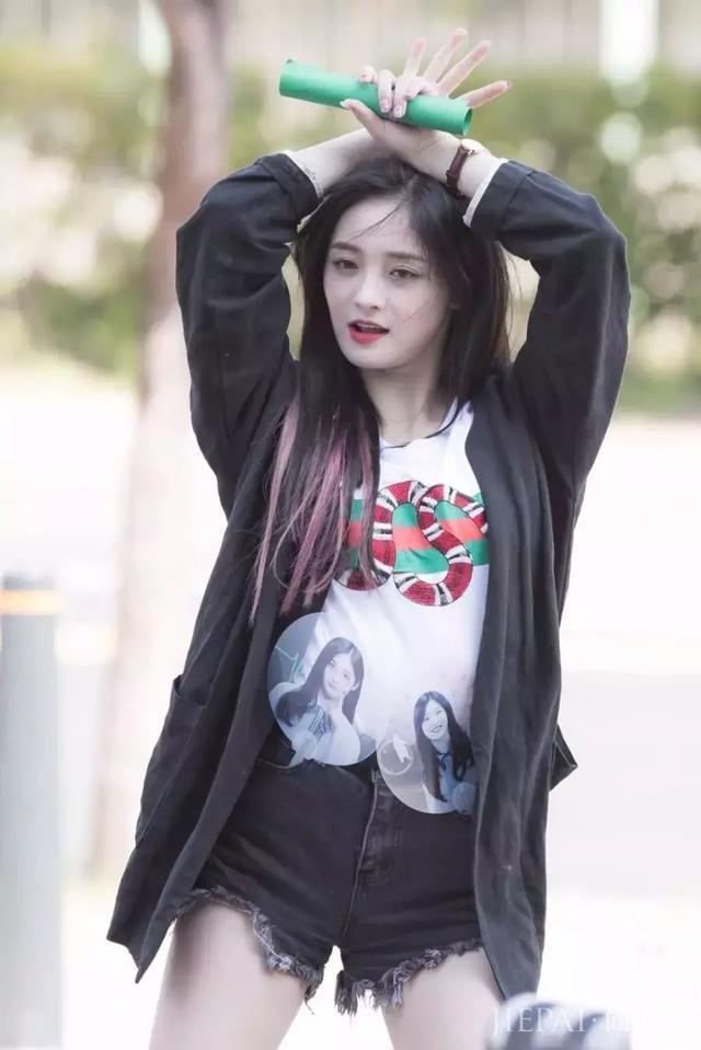 周洁琼裤裆紧成“倒三角”,大腿上还缀着很多线头,T恤都遮不住