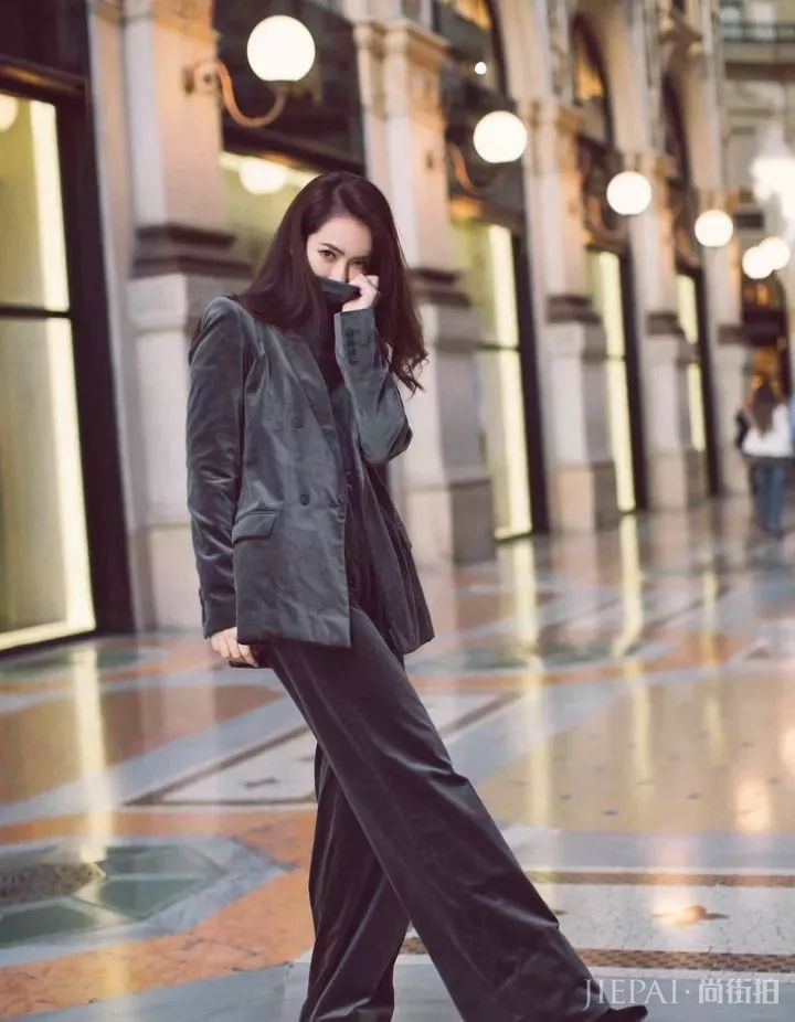 欧美街拍 看一条小黑裤搞定100种时髦搭配!