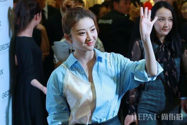 景甜机场街拍，她这身穿搭有个性又时髦，好看吗？