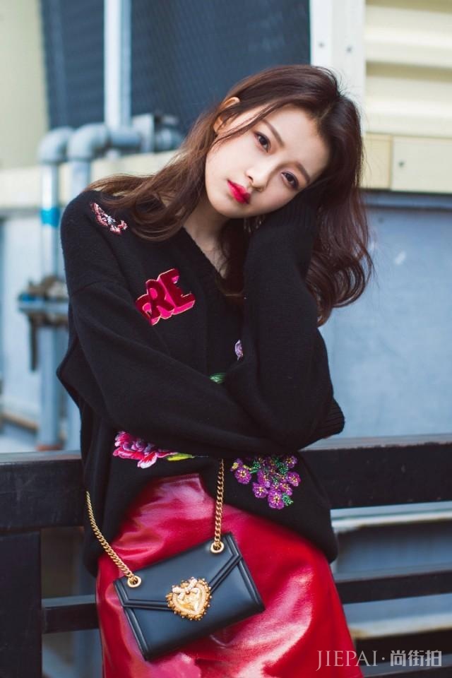 郑氏姐妹启程时装周，秀妍撞衫孙怡输惨，秀晶穿短裙难掩小粗腿