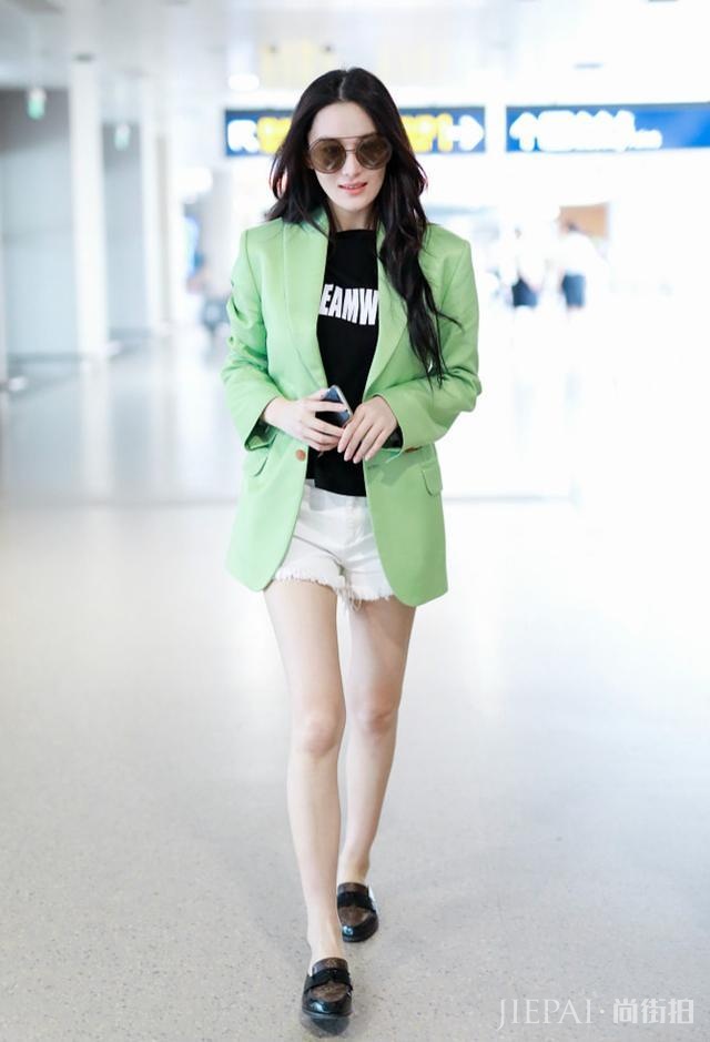 张馨予婚后首次亮相，短裤短到大腿根，网友：军嫂了还是低调点吧