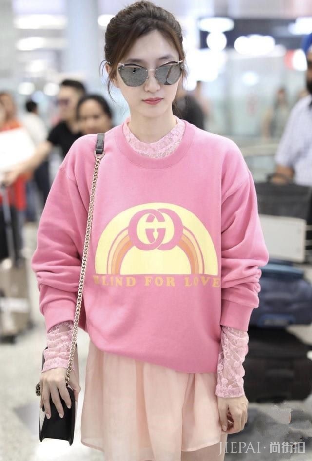 江疏影机场街拍,这一身粉色装扮真是“嫩出水”了