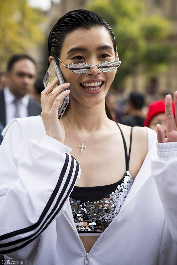 奚梦瑶走秀梳了个大油头,晃眼还以为是王迅!