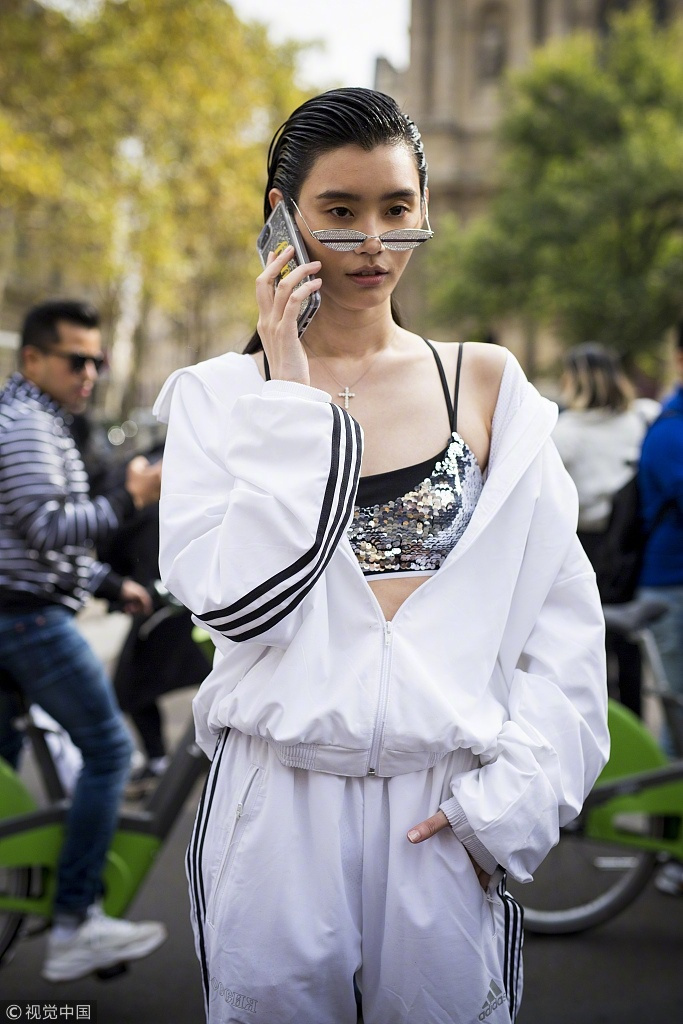 奚梦瑶走秀梳了个大油头,晃眼还以为是王迅!