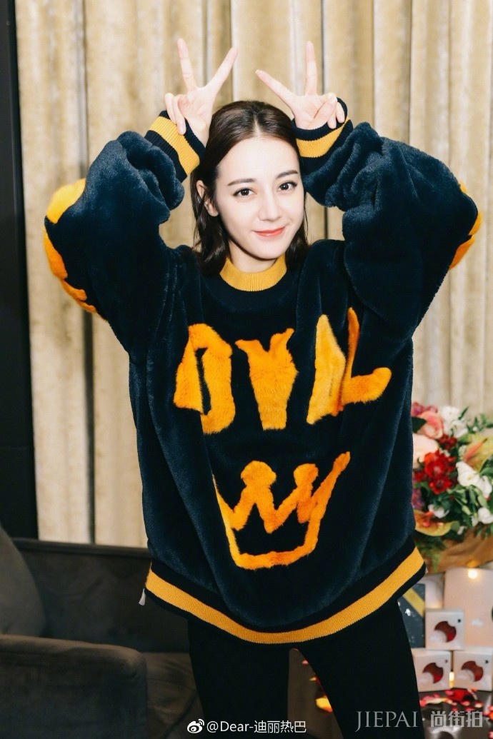 迪丽热巴喜提5000W粉 为粉丝门送上一波九宫格,很萌很可爱