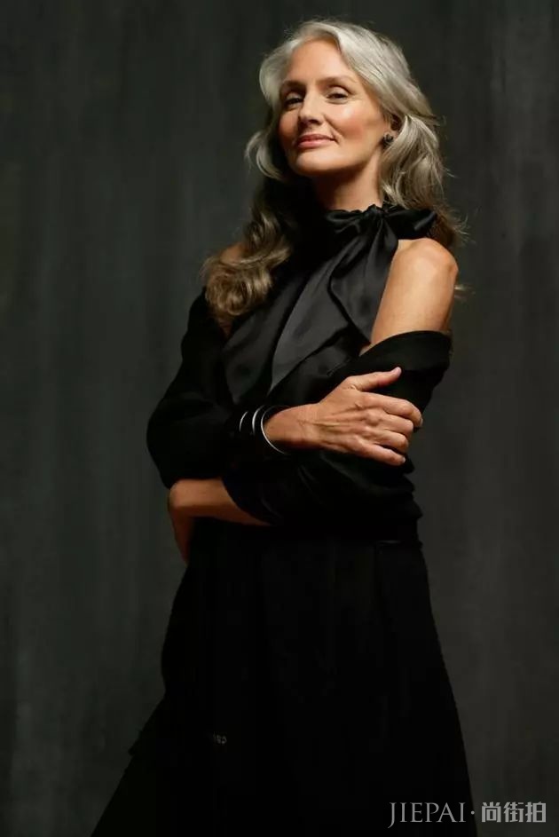49岁才出道的超模 | 美人迟暮才是最高级的性感
