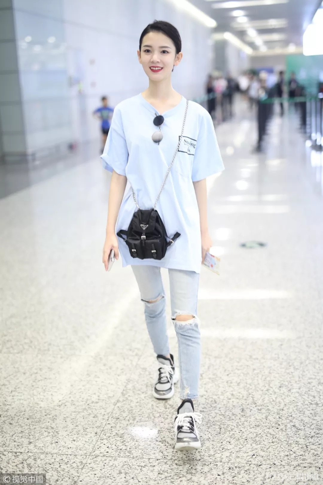 明星机场街拍 穿衣像吴宣仪张韶涵这样最酷!