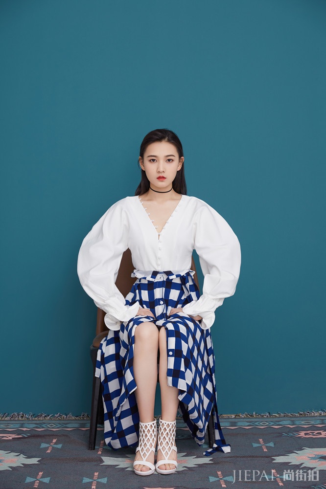 陈思敏初秋写真曝光 蓝格白衫诠释复古时尚