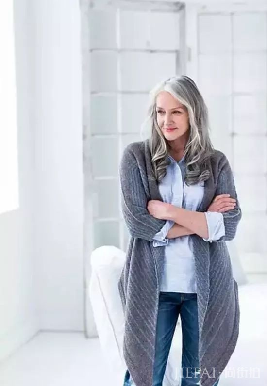 49岁才出道的超模 | 美人迟暮才是最高级的性感