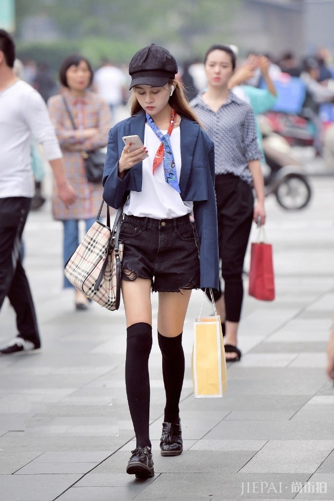 国内街拍 身材高挑的美女群芳斗艳