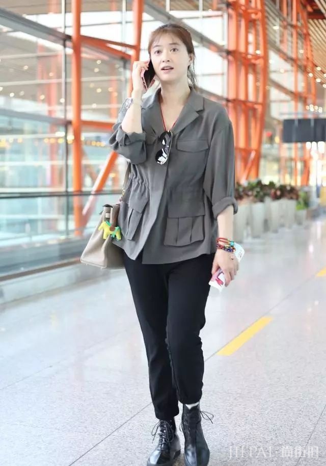 蒋欣近期机场街拍，不追求骨感美，穿着自信舒服！