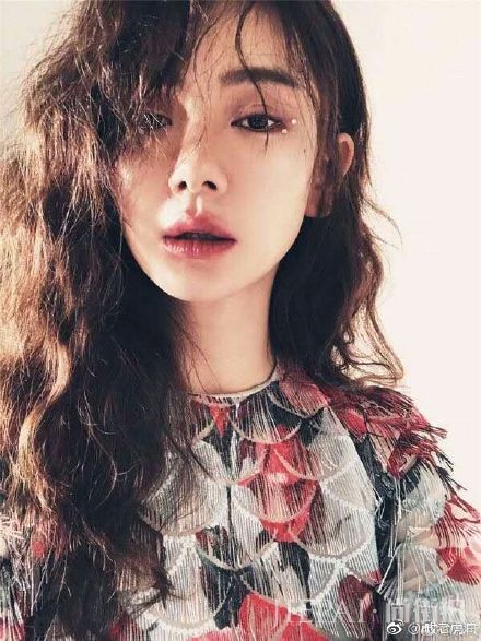 戚薇妆容太大胆了，直接在眼睛下面画三角形！