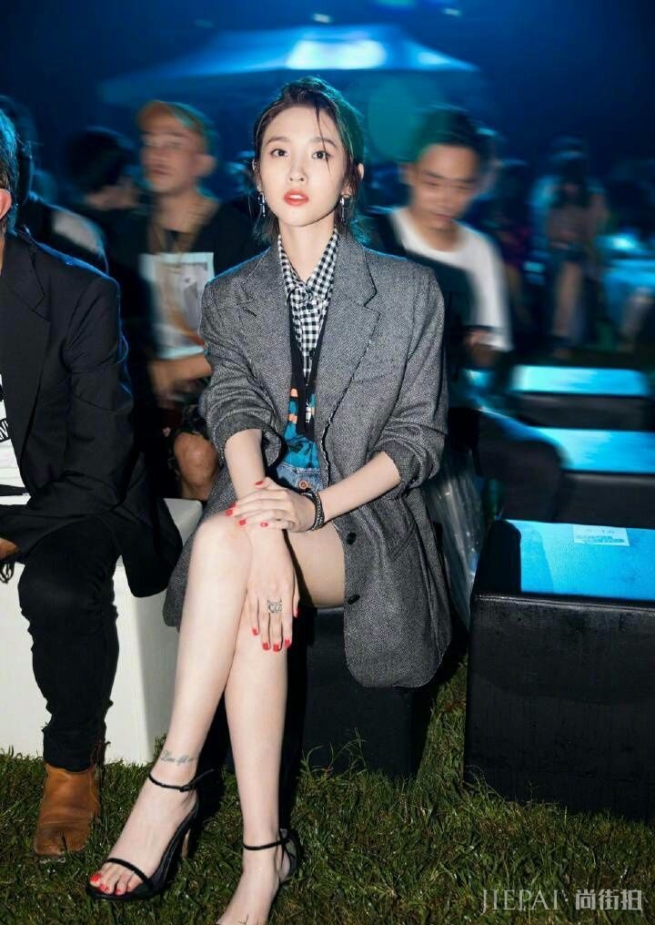 唐艺昕为了遮脚踝,直接把裤子当袜子穿!