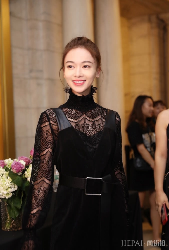吴谨言黑色蕾丝玩透视却被裤子挡严实