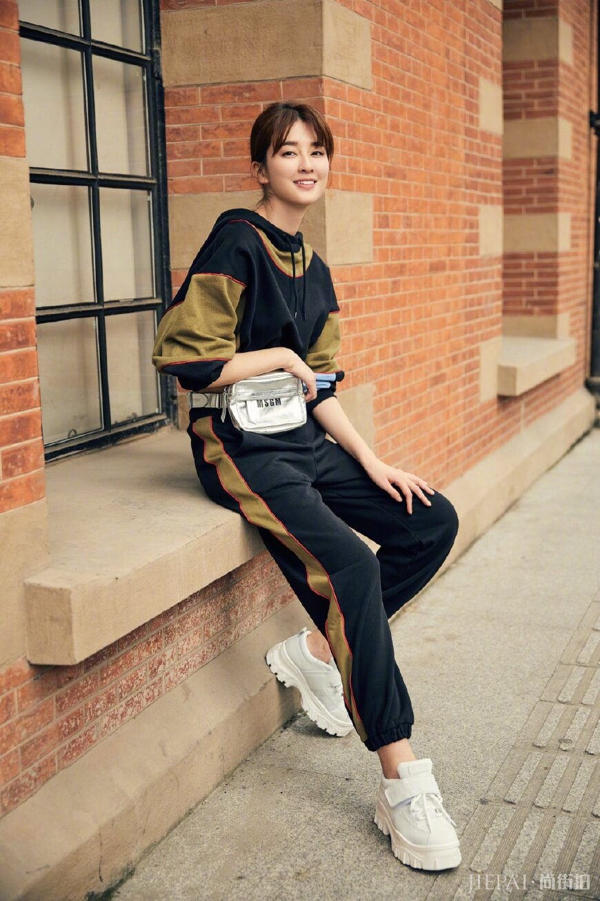 乔欣启程米兰观秀,一身运动套装竟被蛮腰抢了风头