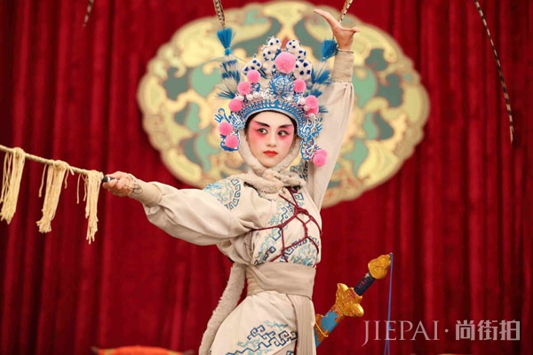安悦溪京剧扮相惊艳 突破尺度上演“撩男斩”