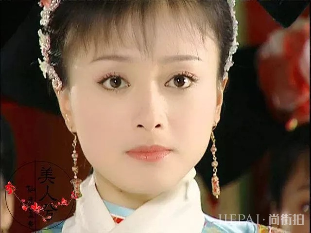 嫌礼服胸口深V太深,秦岚本人动手缝合