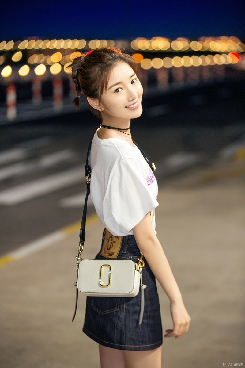 毛晓彤出发纽约时装周 俏皮又可爱