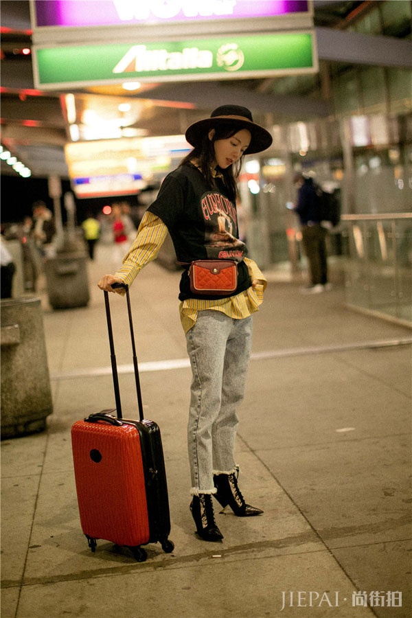 金晨纽约看秀归国 机场街拍变身摩登酷girl